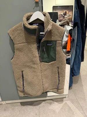 Patagonia väst - En asfet Patagonia väst! Inga tecken alls på användning, alltså riktigt bra skick. Storlek medium. Tveka inte att höra av er vid minsta funderingar!