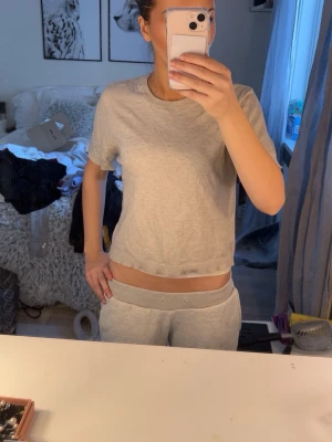 Beige stickad tröja från Gina Tricot – storlek S - Stilren stickad tröja från Gina Tricot i beige färg, storlek S. Bra skick. Säljer eftersom den inte används längre. 