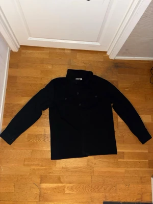 Only & sons overshirt - Svart overshirt från only & sons. Den är lite stor på mig så har inte haft någon användning av den. Nypris är runt 500kr. Pris kan diskuteras 
