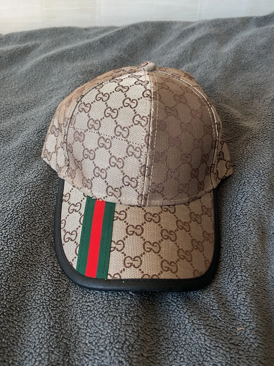 Gucci beige keps med GG-mönster kanske fake
