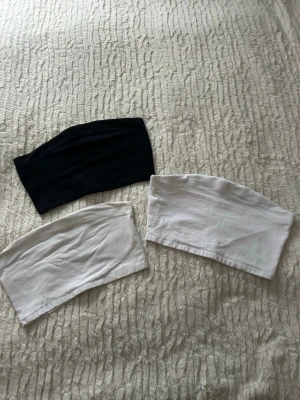 3-pack bandeau tubtoppar svart & vit - Tre bandeau tubtoppar i svart och vitt, perfekta för sommaren. Stilrena och enkla att matcha till olika outfitsd.