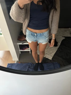 Ljusblåa jeansshorts  - Säljer dessa jättefina jeansshorts från Gina 14+ för att de inte passar mig längre. Det är väldigt stora i storlek. Sitter som Xs. Har inte använt så mycket🥰