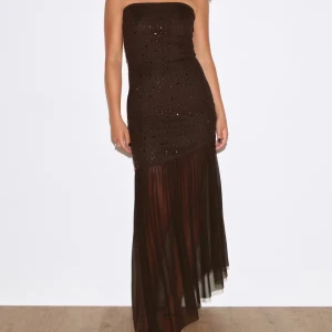 Svart axelbandslös långklänning, brun - Svart axelbandslös långklänning med glittriga detaljer och transparent nederdel. Klänningen har en figurnära passform och är perfekt för speciella tillfällen. Materialet känns lätt och elegant. Så snygg och helt ny, aldrig använd, nypris 699kr💗