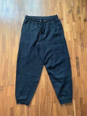 Svarta mjukisbyxor  - Ett par svarta mjukisbyxor med snörning i midjan. Inga synliga loggor eller märken. Fint skick, storlek M