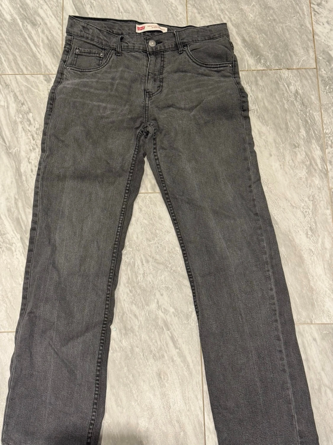 Grå raka jeans från Levi's