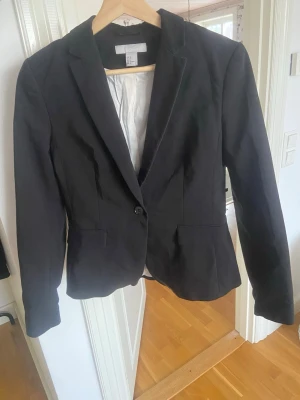 Kavaj  - Säljer denna svarta kavaj från Hm, fint skick strl 38🩷🩷skriv om ni undrar något mer eller vill ha fler bilder 