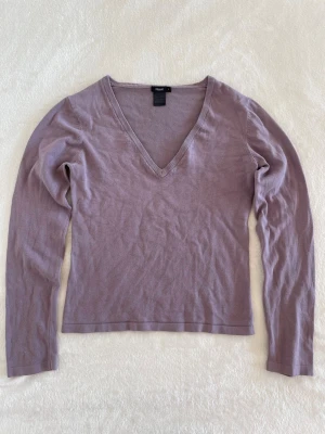 Filippa K långärmad lila tröja  - En fin ljuslila enkel v-ringad långärmad tröja från Filippa K, gjord av bomull, är lite nopprig men annars fint skick 💜 Längd: 56cm