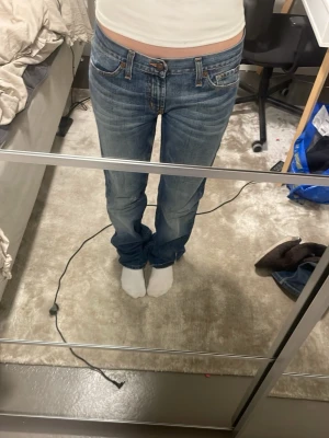 Jeans - Vintage jeans innerbenslängden är 88cm och midjemått tvärsöver 45cm. Pris går att diskuteras vid snabba köp