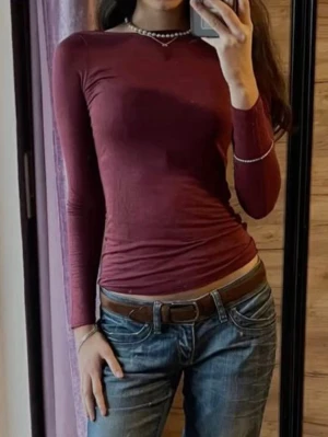 Vinröd Intimissimi topp - Så fin topp från intimissimi! Ett lufitigt material som gör tröjan väldigt skön. Den kommer tyvärr inte till användning och därav säljer jag.  Endast använd 2-3 gånger och välbehållen. 💗