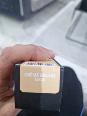 Huda Beauty Foundation Crème Brulee - Foundation från Huda Beauty i nyansen Crème Brulee. Kommer i en stilren, rektangulär glasflaska med svart lock och matchande svart kartong. Ger en matt finish och har en beige ton som passar ljus till medium hudton.