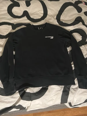 Crewneck - En stilig och skön svart crewneck från New Balance. Jag säljer den då den blivit för liten för mig. Finns lite tecken på användning men inget man märker av. Nypris ca 500kr. Har du några frågor så får du gärna kontakta mig!