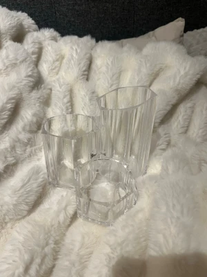 Transparent sminkorganiserare i plast - Snygg och praktisk sminkorganiserare i transparent plast med tre fack i olika höjd och hexagonform. Perfekt för att hålla ordning på borstar, pennor eller andra skönhetsverktyg på sminkbordet. Modern och stilren design som passar alla rum.