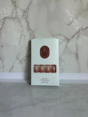 Nude rosa press-on naglar - Snygga press-on naglar i nude rosa färg från YingLuo. Naglarna har en naturlig oval form och är tillverkade i ABS-plast. Perfekta för dig som vill ha ett stilrent och elegant nagelset utan krångel.