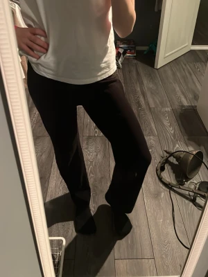 Svarta utsvängda mjukisbyxor  - Säljer ett par svarta utsvängda mjukbyxor