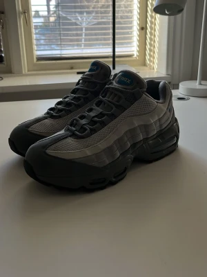 Nike Air Max 95 smoke grey - Ett par Nike Air Max 95 smoke grey i väldigt bra kondition. Använda ett par gånger. Köpta från JD så hundra procent äkta. Originalboxen kommer med. Nypris 2395kr. Kan gå ner i pris vid snabb affär