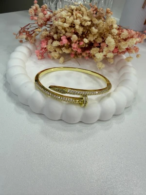 Elegant armband i rostfritt stål (316L)  - Ett väldigt fint och stilrent armband tillverkat i rostfritt 316L-stål, känt för att vara allergivänligt och hållbart. Dekorerat med gnistrande zirkon/strass som ger en lyxig och elegant känsla 💎  Perfekt att bära som det är – eller att kombinera med andra armband för en trendig och personlig look. 