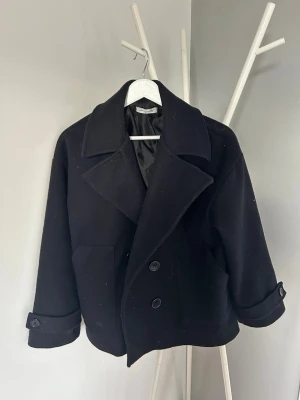 Marinblå kappa  - Jättefin marinblå kortare kappa från designed by si. Fina knappar och stora fickor 🥰