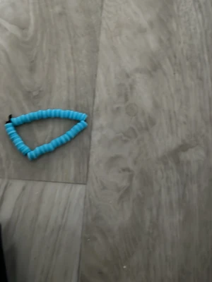 Två spiralformade hårsnoddar blå - Säljer två spiralformade hårsnoddar i blå och blå/vit färg. Perfekta för att sätta upp håret utan att lämna märken. Tillverkade i plast med elastisk känsla och trendig look.