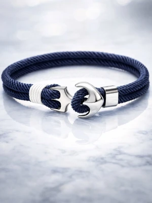Snyggt armband - Förbeställ nu vi får in de om några dagar så passa på medan de finns. Snyggt marinblått armband ankardetalj i silverfärgad metall. Armbandet har en stilren och modern look. Lätt att matcha med andra accessoarer. Helt nya från FrenchCollection och vi skickar så fort vi får in de.