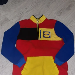 Färgglad fleece från Lidl - Säljer en riktigt färgstark fleece från Lidl med halv dragkedja framtill. Tröjan har röda, blå, gula och svarta partier, stor ficka framtill och Lidl-logga på bröstet. Perfekt för dig som gillar statement-plagg och vill sticka ut. Använd cirka 1 gång tror jag och priset är diskuterbart! Perfekt till dig som vill ha en uppgradering till din outfit inför våren, sommaren och generellt hela året runt ❤️🌻