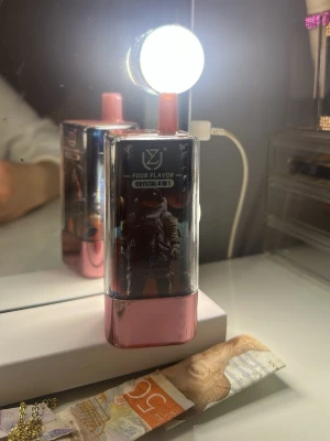 smaksatt luft  - Säljer en bränd smak satt luft. man kan ha den typ ja vene kanskee flexa eller ha en samling. Finns ingen åldersgräns köp den bara oavsett om du är 10 år😊d ba o köpa