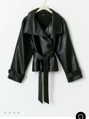 Läderjacka från Ginatricot  - Helt slutsåld, aldrig använd alltså i nyskick med prislapp på. I storlek L men den passar mig med M perfekt.   Ordinariepris: 800 