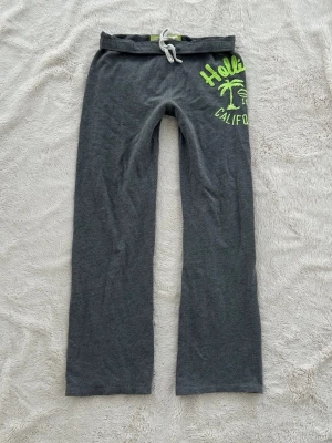 Hollister vida byxor  - Ett par byxor från Hollister i storlek XS. Rakt över midjemått: ca 37cm. Innebenslängd: ca 74cm. Jag skickar inom 24h, frakt med PostNord prioriteras. Se liknande plagg i min profil!