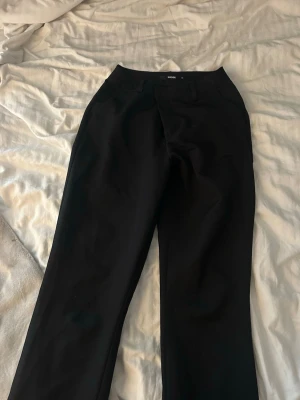 Svarta kostymbyxor från Bik Bok - Säljer ett par bygga boutcout kostymbyxor från Bikbok