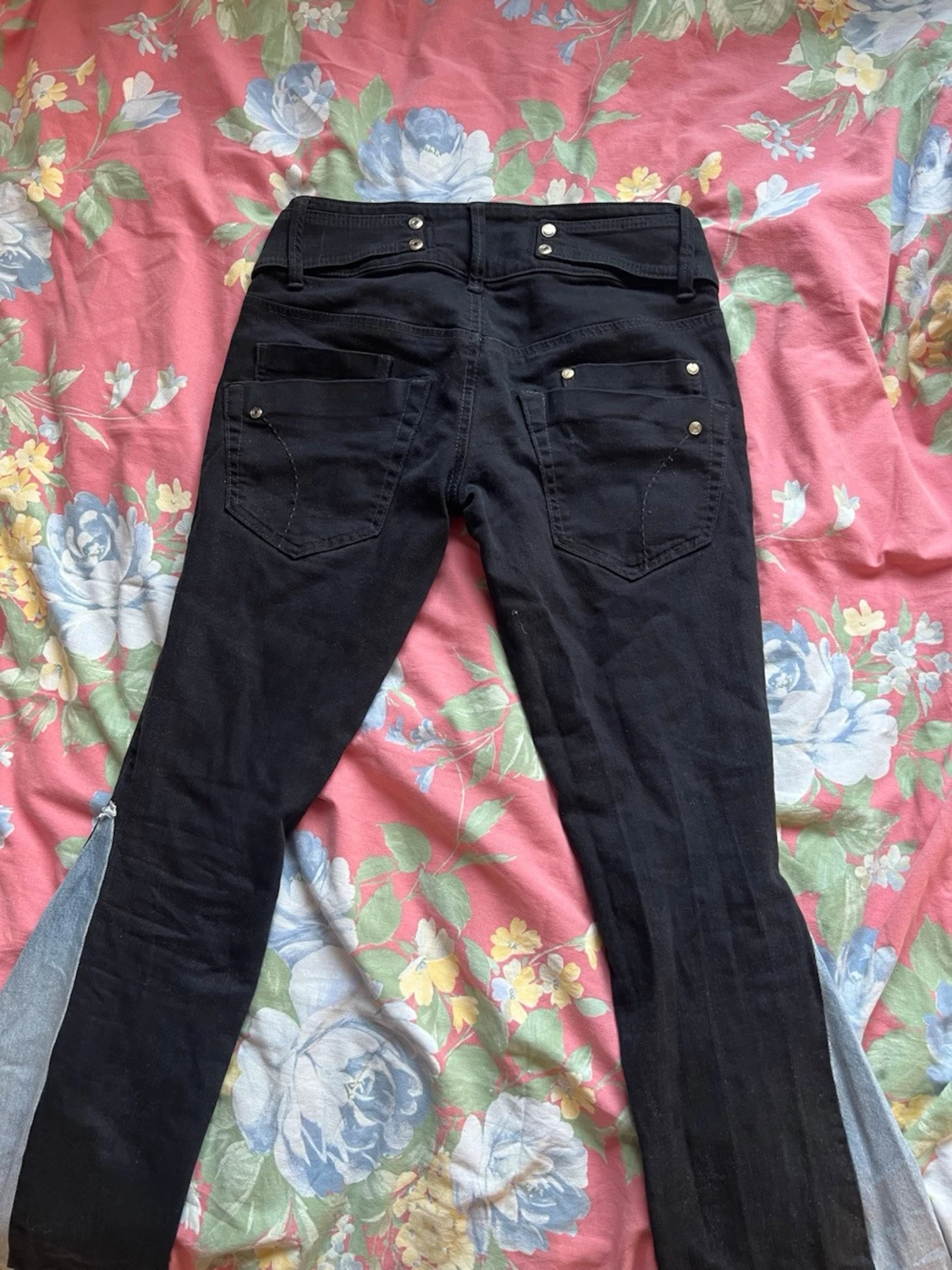 Svarta bootcut jeans med slitningar - 3