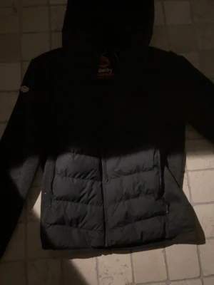 Vintercardigan från superdry - Vintercardigan från super dry, har aldrig använts har testat den men var för stor, köp för 1200 så kom med pris förslag.