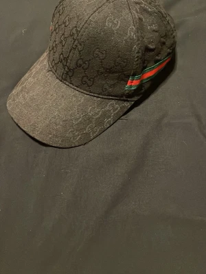 Fake/Gucci Keps - Snygg svart fake Gucci keps som är snygg och passar perfekt. Oops Den är fake men ändå snygg:)