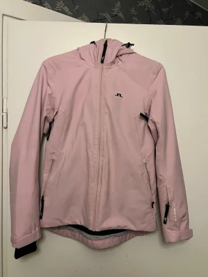 J.Lindeberg skidjacka dam - Säljer denna J.Lindeberg skidjacka dam. Jackan  är i helhet fint skick men har däremot  fläckar !OBS! Osäker på om de går bort i tvätten. Nypris 4000:-.