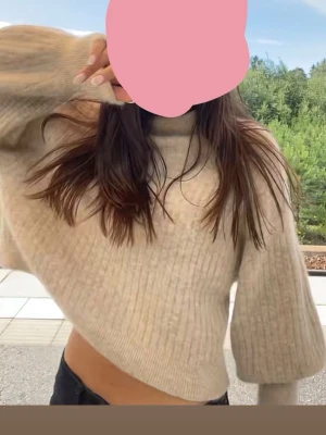 Andotherstories tröja  - Andotherstories tröja, står strl M men jag har S o sitter toppen på mig. Skulle inte säga att den är i strl M 💘