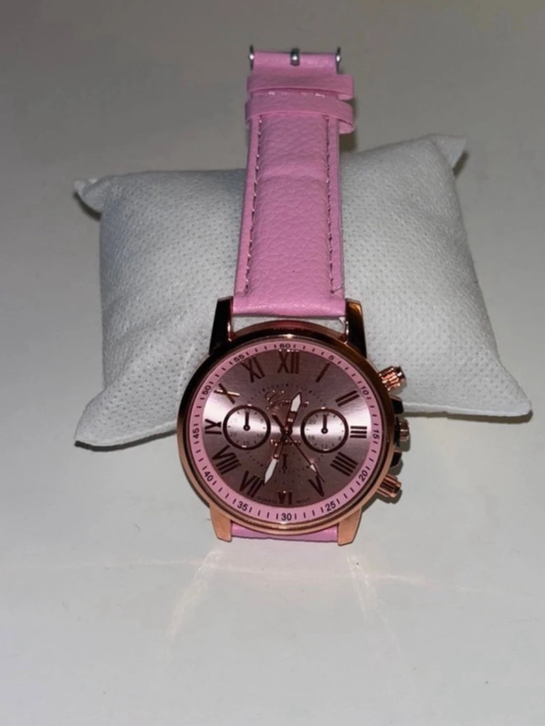 Rosa klocka med roséguld-detaljer - 1