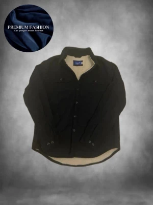 Overshirt Jack and Jones fodrad  - Tja säljer nu en stilren svart fodrad overshirt från Jack and Jones med mjukt beige teddyfoder på insidan. Obershirten har två bröstfickor med stängning, knäppning framtill och klassisk krage. Perfekt lager-på-lager-plagg för en avslappnad och clean outfit perfekt nu till våren med en fodrad fet overshirt🤩storlek M passar mig som är 183 (se bilder)🤗skick 10/10 som ny😁har du någon fråga eller fundering så är de bara att höra av sig🙌🏼mvh premium fashion😁