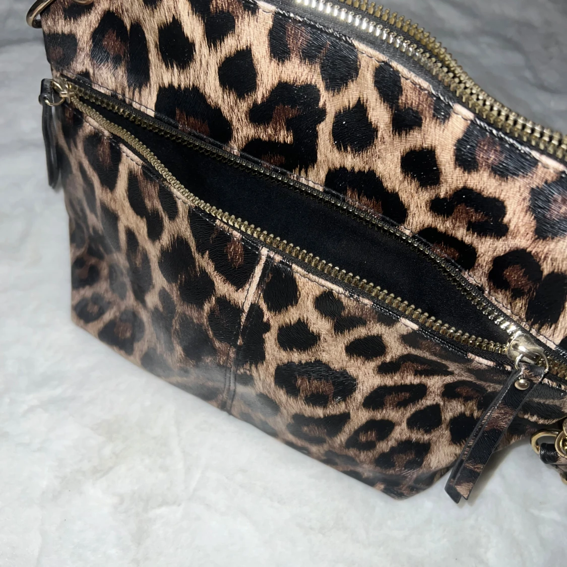 Leopardmönstrad axelväska med dragkedja - 1