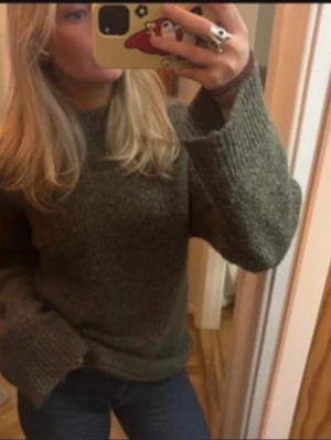 Grön stickad tröja - Superfin grön stickad tröja från Carin Wester🫶
