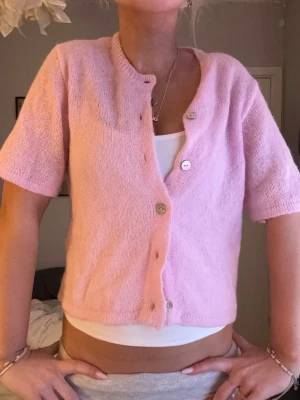 Rosa stickad kofta  - Rosa kortärmad stickad tröja från Gina tricot. Storlek S, aldrig använd men utan prislapp kvar