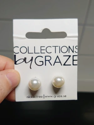 Vita pärlörhängen, nya - Nya pärlörhängen, stiftörhängen