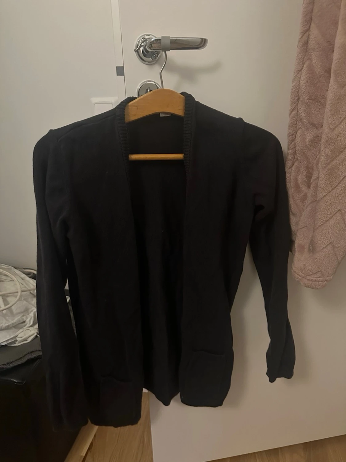 Svart stickad kofta med fickor