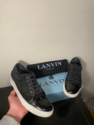 Svarta sneakers från Lanvin  - Feta svarta skor från Lanvin / storlek 42 passar 43 / 8/10 lite slitna inuti men inget man märker via användning direkt / Box, dustbag och snören medkommer / kontakta via intresse eller annat och pris kan diskuteras!😊