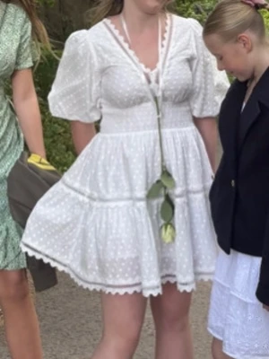  By Malina - Superfin klänning från By Malina! Använd endast en gång på min konfermation, perfect för konfermation, student eller bara en sommardag 