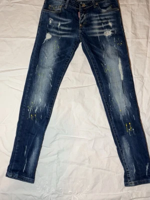 Dsquared 2 Jeans - Säljer ett par riktigt snygga Dsquared 2 Jeans, använda ett par gånger bara, pris kan diskuteras!!! 