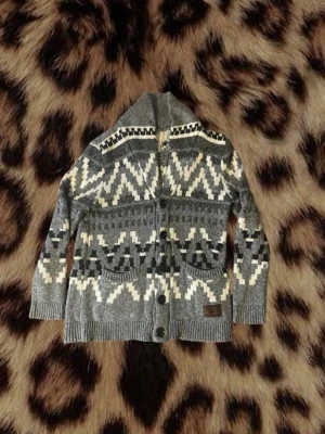 Vintage hollister cardigan - Fet hollister cardigan. Denna är galet snygg nu till vintern. Storlek M/L. Längd 69. Bredd 50.