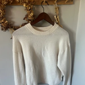 Vit stickad tröja från H&M XS - Mysig vit stickad tröja från H&M i storlek XS. Tröjan har en rundad, ribbad halsringning och långa ärmar. Enkel och clean design som är lätt att matcha med jeans eller kjol. Perfekt för kyliga dagar när du vill vara både bekväm och snygg.