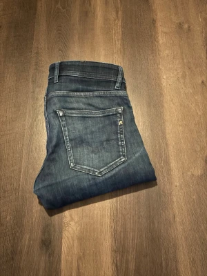 Mörkblå Replay Grover jeans - Säljer ett par riktigt feta Replay Grover | Dem är i bra skick förutom att etiketten är borta | Storleken är W31 L32 i skönt stretchigt material.            Tveka inte på att skriva vid ytterligare frågor!😁