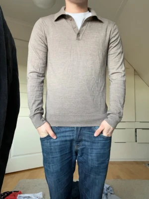 Tröja från Riley - Ljusbrun tröja från Riley i storlek S, men passar även XS. Modellen är 172 cm. Färgerna på bilderna är lite olika, men tröjan ser ut som på första bilden i verkligheten.