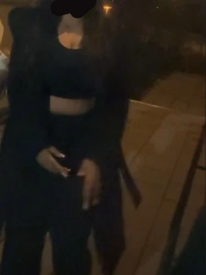 Svart lång kappa med bälte & luva - Säljer en svart lång kappa med bälte som ger en snygg siluett. Jackan har lång ärm och enkel, stilren design utan synliga knappar eller dragkedja. Perfekt för dig som gillar minimalistisk och clean stil. Går att använda på vintern, den gör dig varm💞