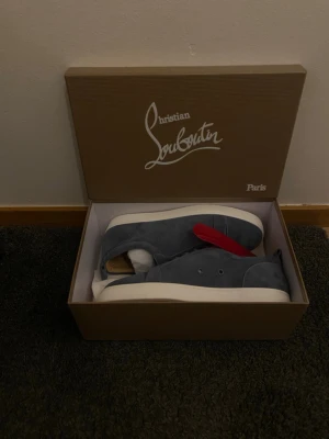 Christian Louboutin  - Blåa Christian Louboutin skor storlek 43 använda under en natt, otroligt fina festskor och finskor, fick många komplimanger under kvällen. Nytt skick. Har ingen användning av de framöver och därför vill jag sälja de. Pris kan diskuteras vid snabba affärer 