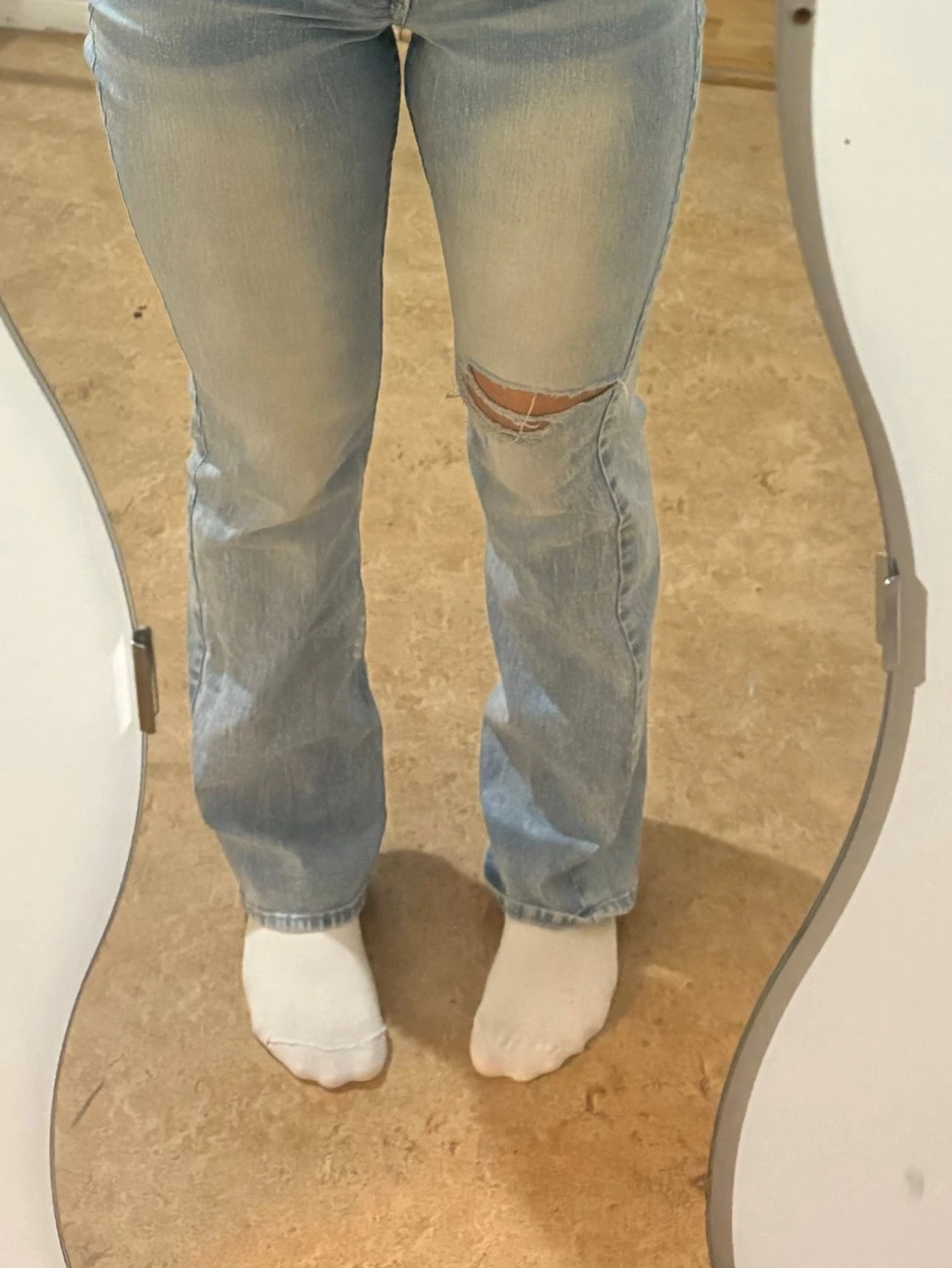 Ljusblå bootcut jeans med slitning - 1